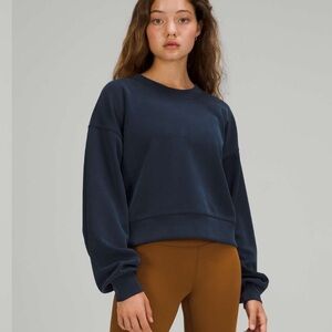 Lululemon Perfectly Oversized Cropped Crew Softstreme
in True Navy size XL
